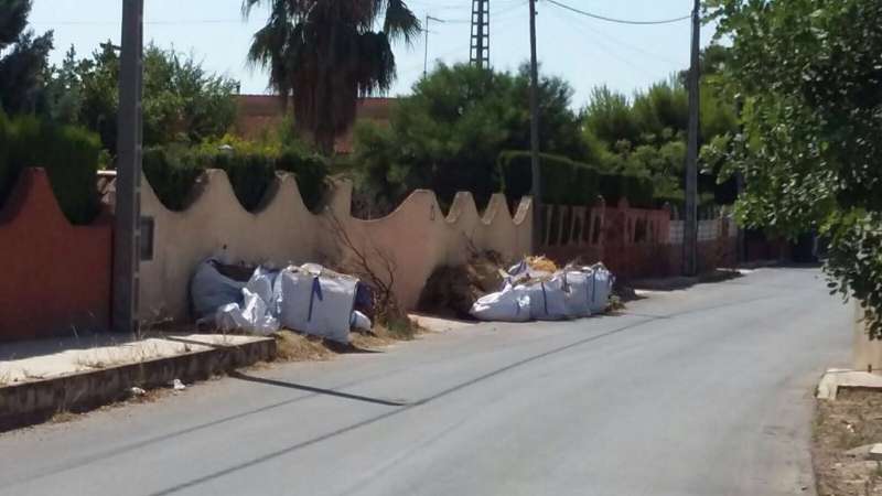 Restos de poda en una urbanización de Llíria. FOTO COMPROMÍS Restos de poda en una urbanización de Llíria. FOTO COMPROMÍS