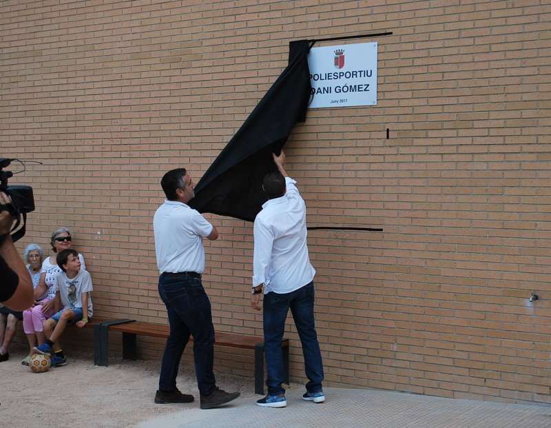 Descubrimiento de la placa del polideportivo de Benavites. EPDA Descubrimiento de la placa del polideportivo de Benavites. EPDA