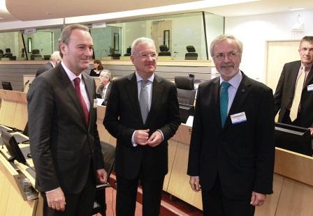 Fabra junto a Hoyer en Bruselas. Foto EPDA Fabra junto a Hoyer en Bruselas. Foto EPDA