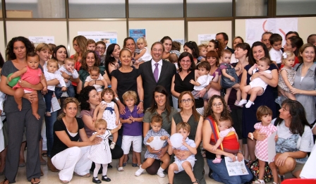 Madres con sus hij@s junto al Conseller de Sanitat Luis Rosado. Foto gva.es