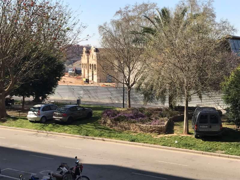 Coches aparcados en parques y jardines de Valencia, en esta imagen en la calle Filipinas, cerca de Puerto Rico-Literato Azorín. FOTO P. T. Coches aparcados en parques y jardines de Valencia, en esta imagen en la calle Filipinas, cerca de Puerto Rico-Literato Azorín. FOTO P. T.