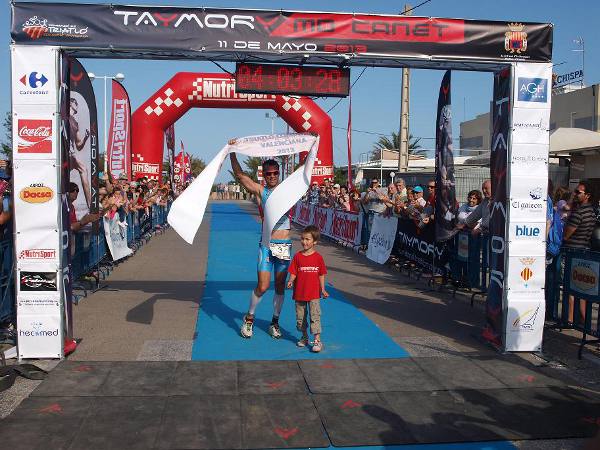 Llegada del ganador en la meta de Canet d Llegada del ganador en la meta de Canet d