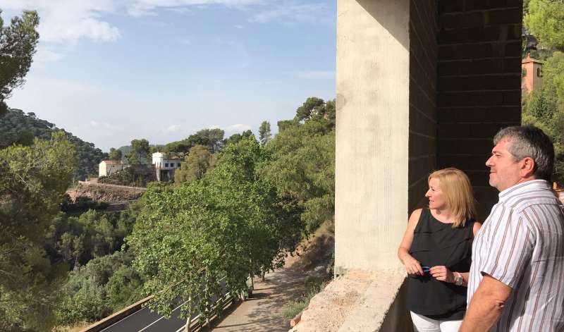 La alcaldesa de Serra, Alicia Tusón, y el diputado Josep Bort durante la visita a la Font de Sant Josep. La alcaldesa de Serra, Alicia Tusón, y el diputado Josep Bort durante la visita a la Font de Sant Josep.