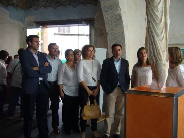 El alcalde y la directora de Patrimonio junto a varios concejales inician la visita en el Museo Hist�rico de Sagunto. EPDA