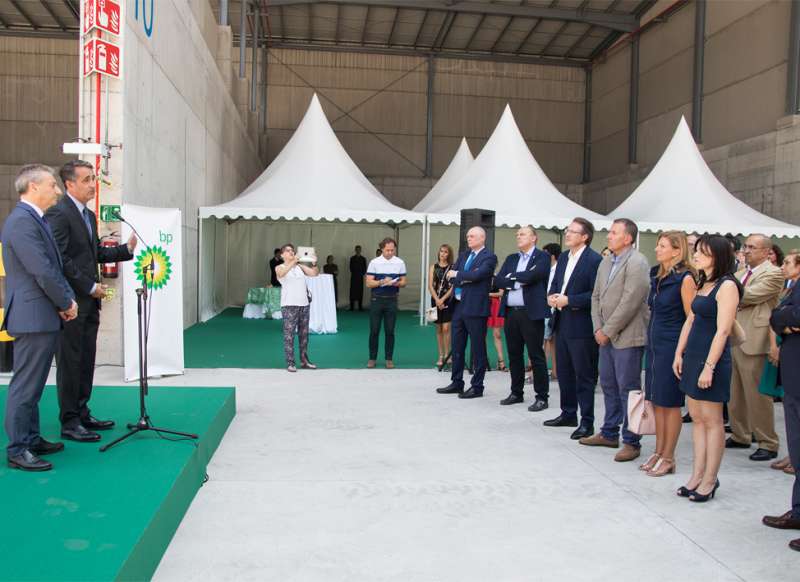 El director de la refinería de BP José Luis García Galera. Le han acompañado la alcaldesa de Castellón, la alcaldesa de Almazora, el presidente de la Autoridad Portuaria y el subdelegado del Gobierno.
El director de la refinería de BP José Luis García Galera. Le han acompañado la alcaldesa de Castellón, la alcaldesa de Almazora, el presidente de la Autoridad Portuaria y el subdelegado del Gobierno.