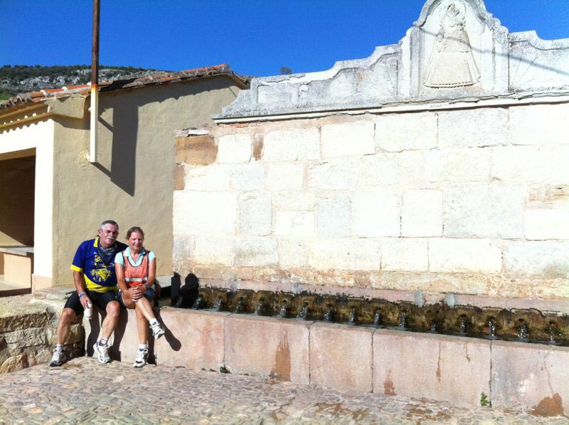 Paco Bono y Pilar Pozuelo, refrescándose en una fuente en Soria. FOTO EPDA Paco Bono y Pilar Pozuelo, refrescándose en una fuente en Soria. FOTO EPDA