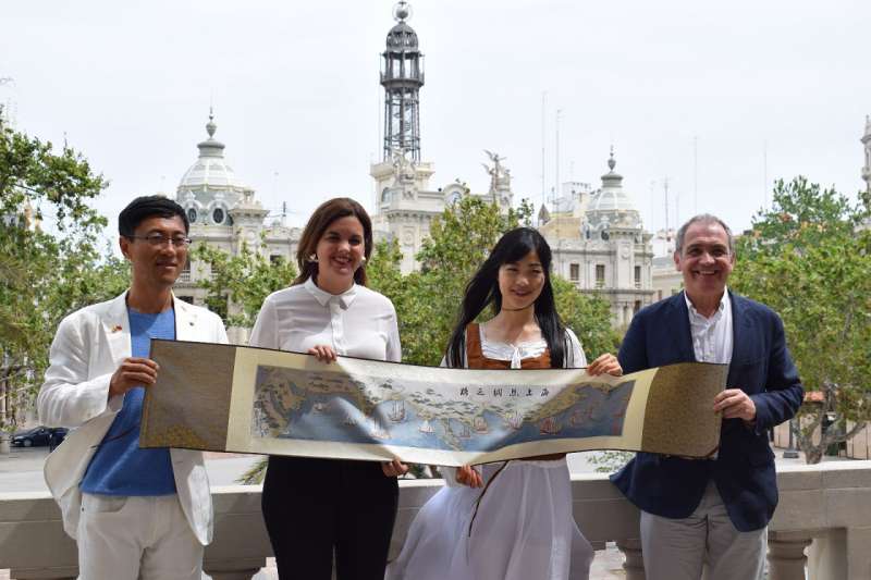 La primera teniente de alcalde de València con la bailarina e influencer china Wei Xiao Wei. EPDA