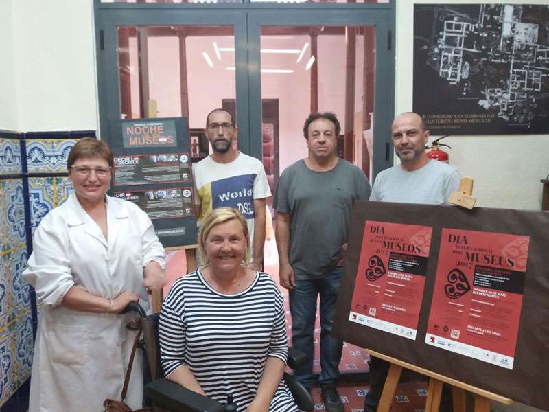 La concejal Paqui Periche junto al equipo del Museo municipal La concejal Paqui Periche junto al equipo del Museo municipal