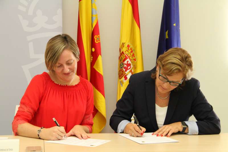 Firma del convenio con la consellera Mª José Salvador. Firma del convenio con la consellera Mª José Salvador.