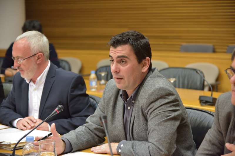 Toni Subiela, a la derecha, diputado autonómico de Ciudadanos, junto a Antonio Montiel, de Podemos. FOTO EPDA Toni Subiela, a la derecha, diputado autonómico de Ciudadanos, junto a Antonio Montiel, de Podemos. FOTO EPDA
