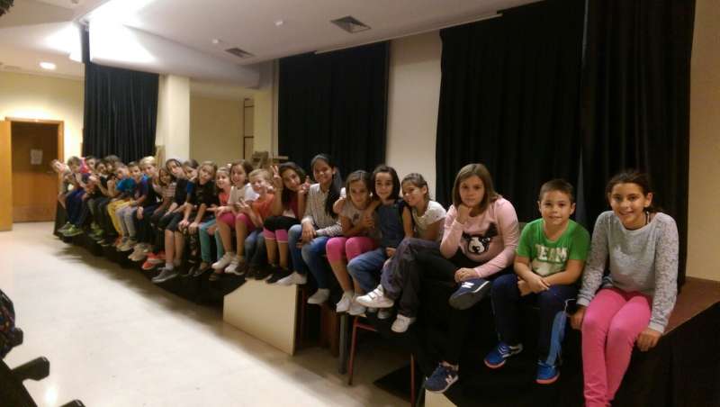 Alumnos que participan en la escuela de teatro Alumnos que participan en la escuela de teatro