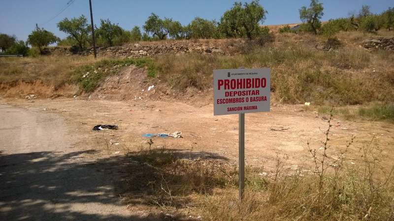 Cartel prohibitivo de escombros y basura. EPDA Cartel prohibitivo de escombros y basura. EPDA