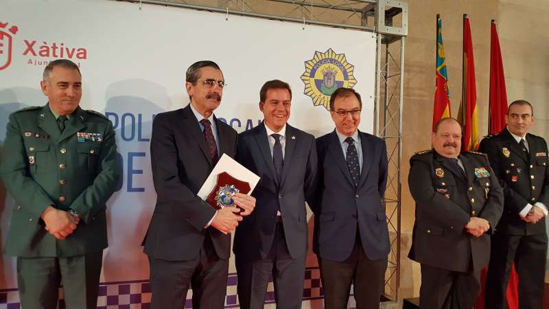 El director general de la Agencia de Seguridad, José María Ángel,recoge la distinción otorgada por el Ayuntamiento de Xàtiva. EPDA El director general de la Agencia de Seguridad, José María Ángel,recoge la distinción otorgada por el Ayuntamiento de Xàtiva. EPDA
