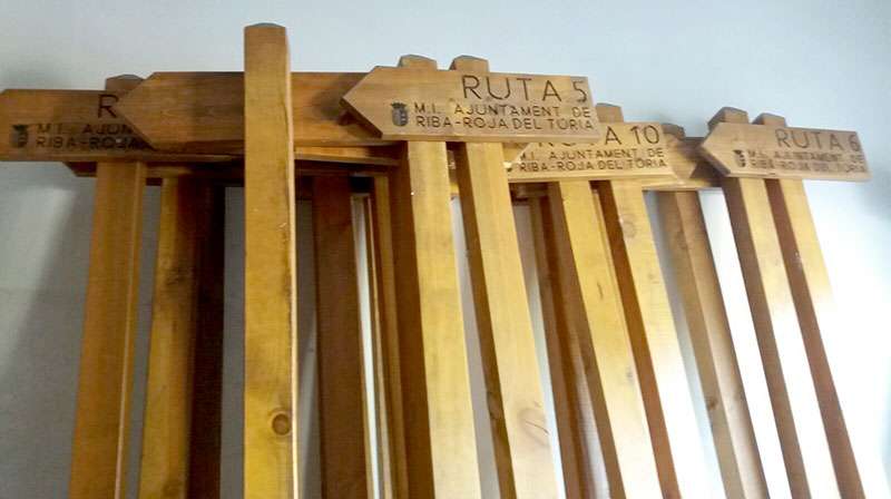 Señales encontradas en la misma nave donde apareció el material escolar. EPDA. Señales encontradas en la misma nave donde apareció el material escolar. EPDA.