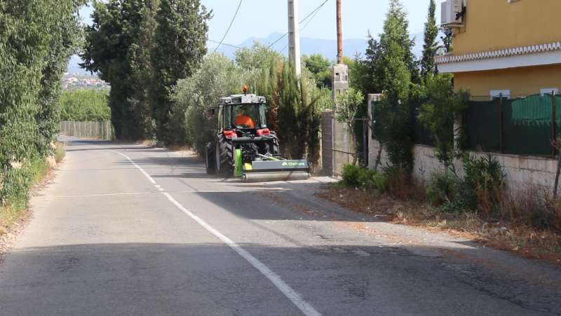 El nou tractor municipal ja ha començat els treballs de neteja. El nou tractor municipal ja ha començat els treballs de neteja.