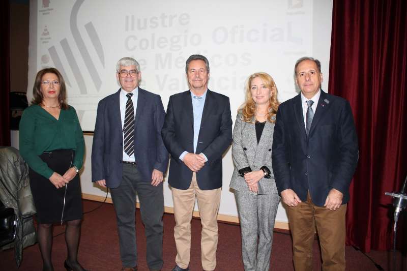 De izquierda a derecha, Dr. Pedro Ibor, Dr. Ricardo Campos, Dra. Mercedes Hurtado, D. Justo Herrera y Doña Carmen López. EPDA De izquierda a derecha, Dr. Pedro Ibor, Dr. Ricardo Campos, Dra. Mercedes Hurtado, D. Justo Herrera y Doña Carmen López. EPDA