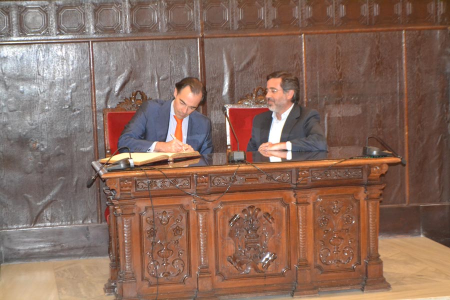 Llompart firmando en el libro de honor del Ayuntamiento de Sagunto. FOTO P. V. Llompart firmando en el libro de honor del Ayuntamiento de Sagunto. FOTO P. V.