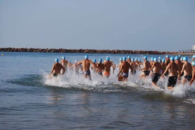 Nadadores en la playa de Puçol. EPDA Nadadores en la playa de Puçol. EPDA