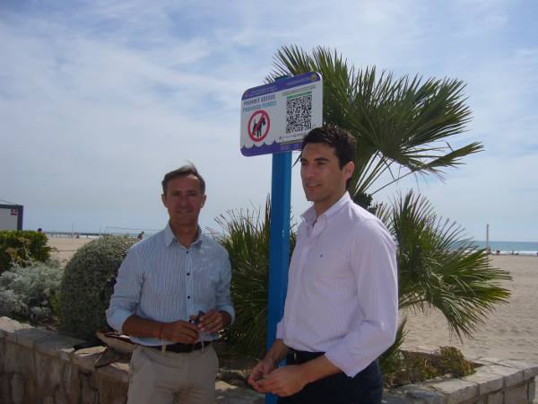Los ediles de Turismo y Playas de Sagunto junto al Código QR de la costa de Puerto. EPDA