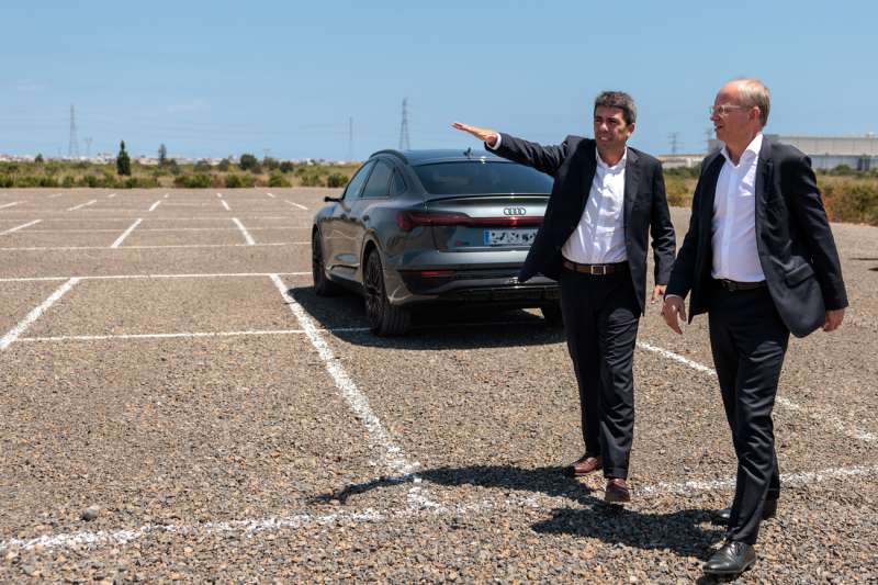 El president de la Generalitat, Carlos Mazn (i), junto al CEO de PowerCo, Thomas Dahlem (d), en una visita a las obras de urbanizacin de Parc Sagunt II. EFEBiel AlioArchivo
