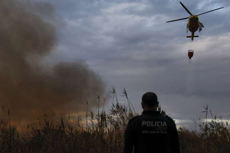 Imagen de archivo de un medio aÃ©reo intentando extinguir el incendio forestal declarado la tarde de este jueves en una zona junto al cauce del rÃ­o en Riba-roja de TÃºria (Valencia). EFE / Kai Forsterling.
