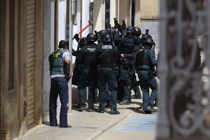 Dispositivo de la Guardia Civil en Alfafar este martes. EFEKai Forsterling

