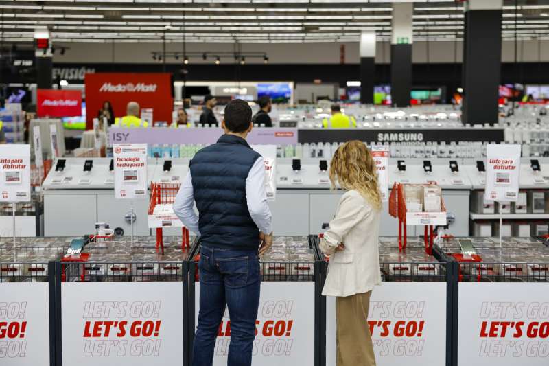 Dos personas recorren el MediaMarkt Alfafar que reabri sus puertas al pblico meses despus de la dana. EFEAna Escobar
