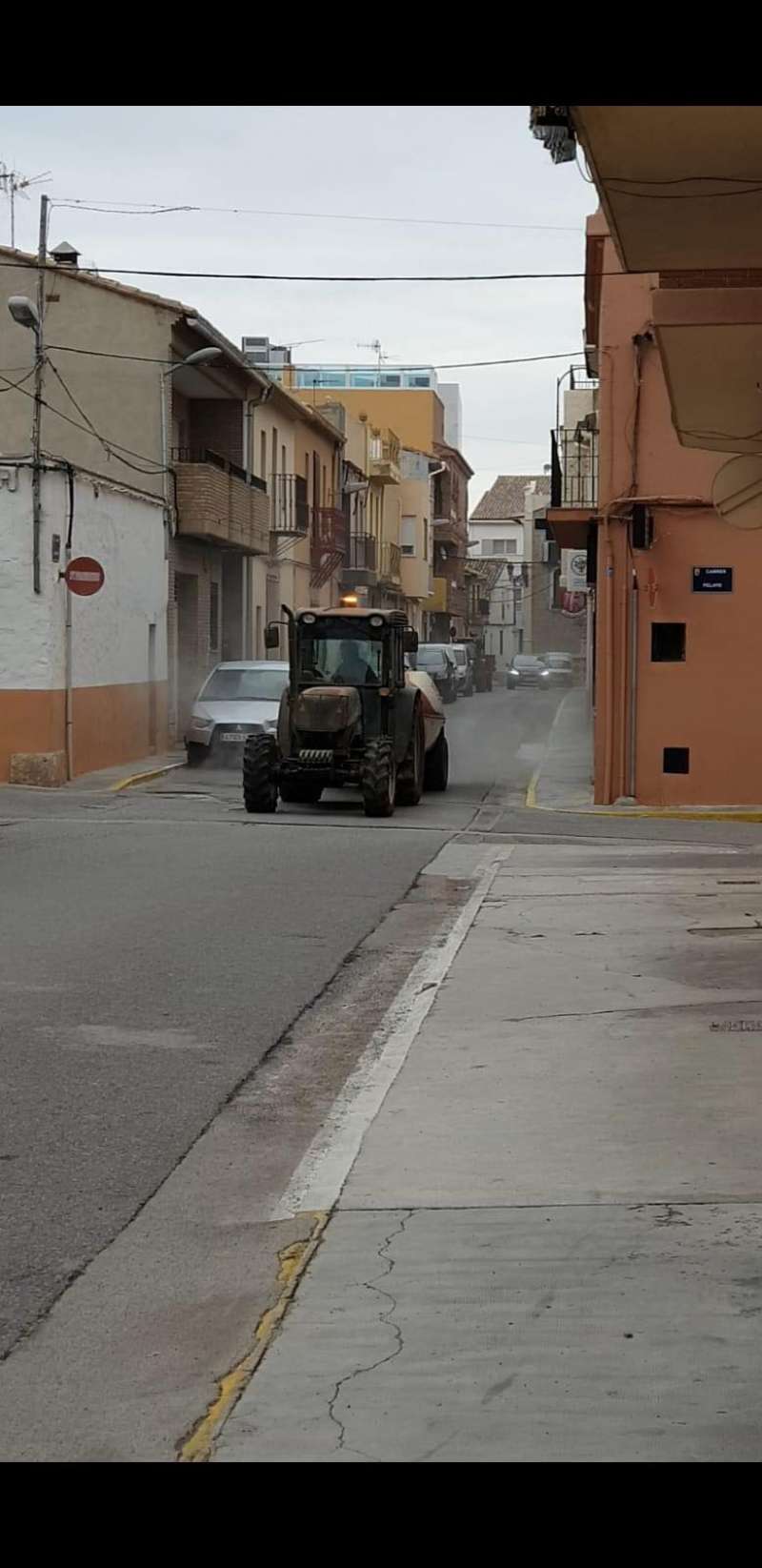 Un tractor pulverizando las calles de Casinos. Un tractor pulverizando las calles de Casinos.
