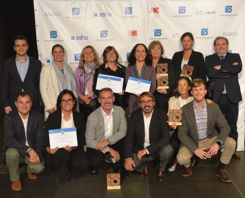 Directivos y gerentes de hospitales de Vithas posan con los premios Best Spanish Hospital Awards /EPDA