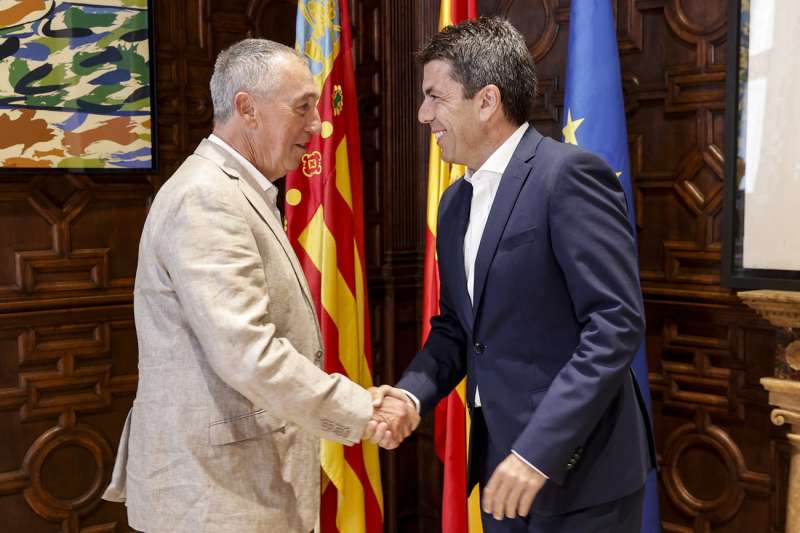 El president de la Generalitat, Carlos Mazón (izqda), conversa con el síndic de Compromís en Les Corts, Joan Baldoví, en su primer encuentro oficial de la legislatura. EFE/Manuel Bruque
