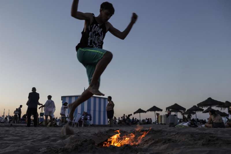 Celebración de la noche de San Juan en una playa valenciana. EFE/Manuel Bruque