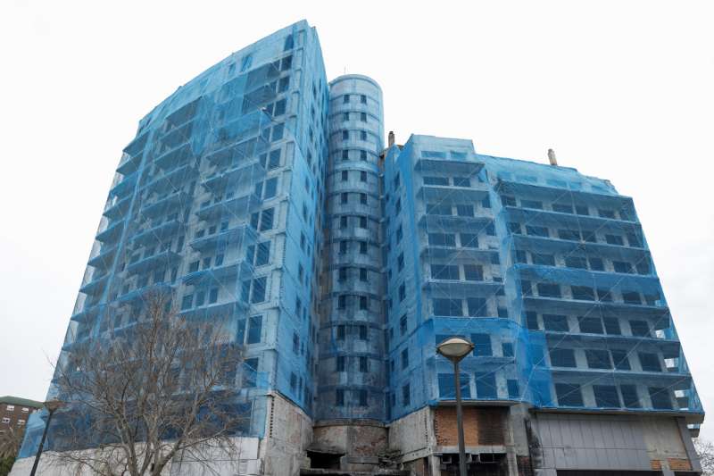 Imagen de archivo del edificio de Campanar en València que quedó arrasado por un incendio el 22 de febrero de 2024, que dejó diez muertos y a centenares de familias sin nada. EFE/ Biel Aliño
