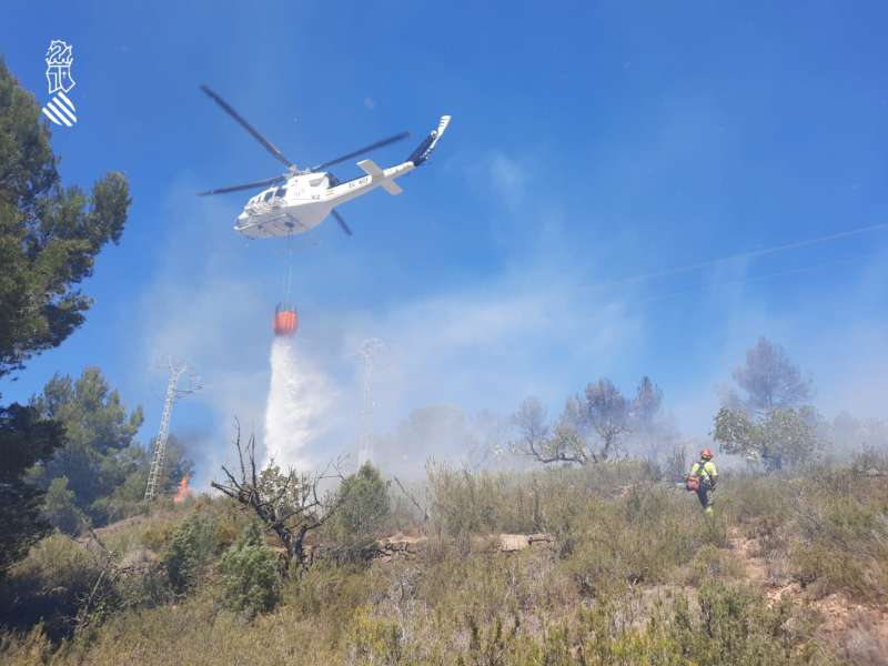 Medios aéreos en el incendio forestal de Estivella. /EPDA