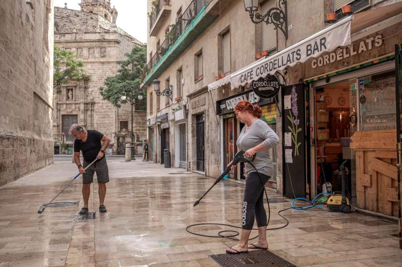 Los propietarios de una cafetería desinfectan la terraza de su local en una imagen de archivo. EFE/Biel Aliño/Archivo
