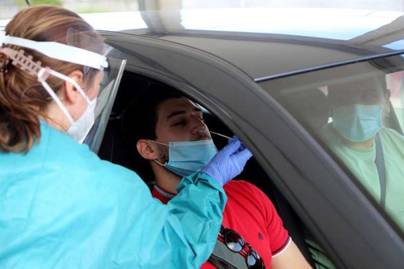 Un paciente se somete a un test de Covid en plena pandemia. / Archivo EPDA