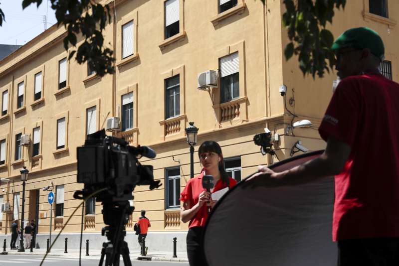 Un equipo de televisión trabaja, el pasado 19 de mayo, ante la comisaría de Zapadores de València donde los cinco menores detenidos por las supuestas agresiones sexuales que habrían sufrido dos niñas en la localidad valenciana de Burjassot han estado detenidos antes de prestar declaración ante la Fiscalía de Menores en la Ciudad de la Justicia de València, según han informado a EFE fuentes policia