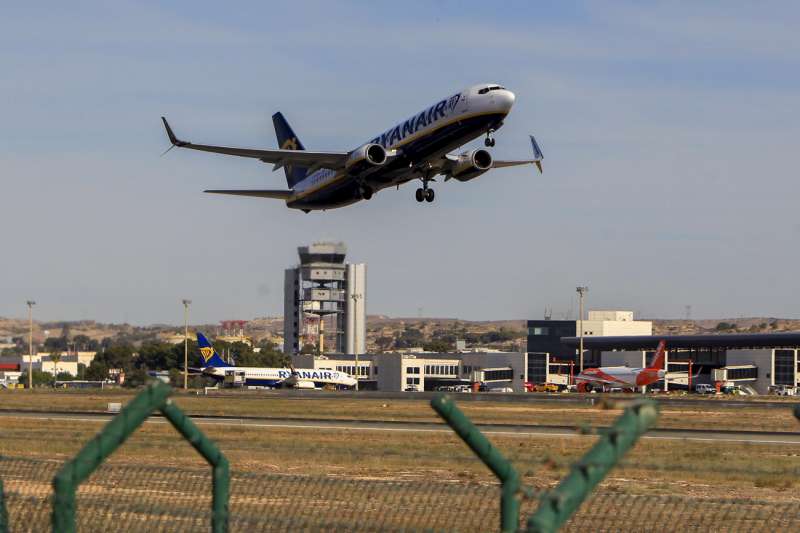 Un avión despega desde el aeródromo alicantino en el día de la presentación del estudio de impacto económico de la necesidad de una segunda pista en el aeropuerto de Alicante-Elche Miguel Hernández. EFE/Morell
