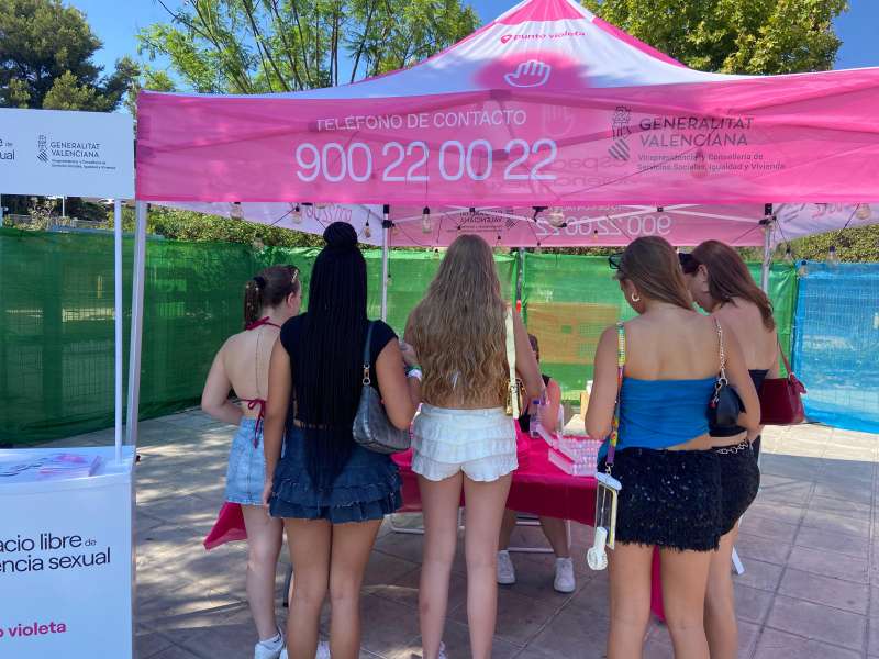 Varias jvenes en un punto violeta de un festival valenciano. EPDA