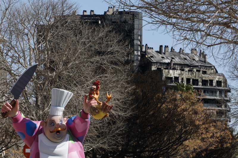 Detalle del remate de la falla de la Comisión de la falla Rafael Alberti?Sierra Calderona, situada junto al edificio incendiado del barrio de Campanar. EFE/Kai Forsterling