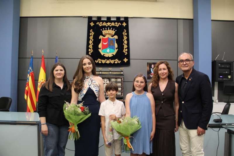 El alcalde, Ximo Segarra; la concejala de Fallas, Ana Aleixandre; y la presidenta de la Junta Local Fallera de Benaguasil con los mximos representantes. EPDA