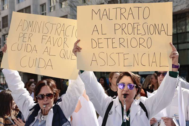En la imagen concentraciÃ³n de los mÃ©dicos participantes en la huelga ante la Conselleria de Sanitat. EFE/Ana Escobar/Archivo
