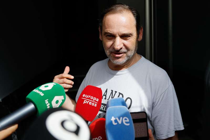 Imagen de archivo del exministro Jos Luis balos haciendo declaraciones a los medios tras el registro.- EFE Ana Escobar Archivo
