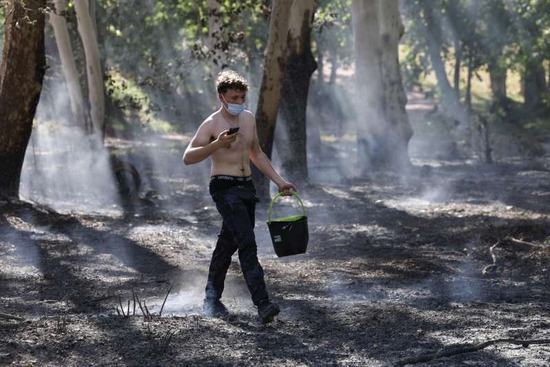 Un ve treballa amb mitjans propis en lextinci de lincendi forestal declarat el passat 4 de maig a la zona de la urbanitzaci de Masia de Traver de Riba-roja. EFE