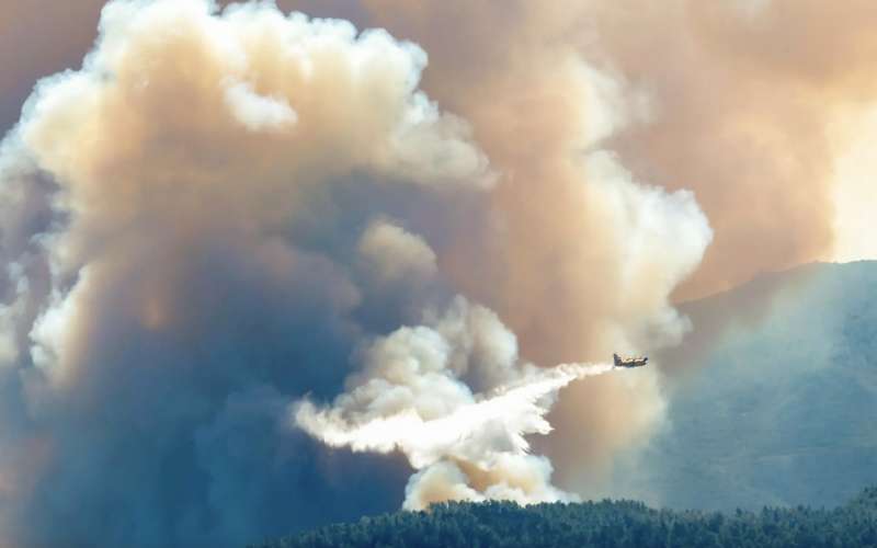 Un hidroavin acta en un incendio forestal.EFE Domenech CastellArchivo

