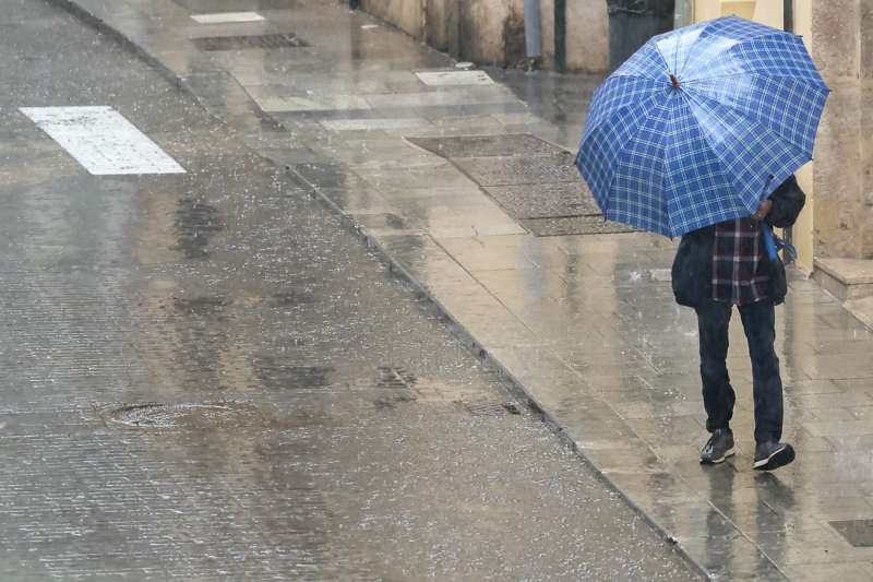 Una persona se protege de la lluvia con un paraguas en ValÃ¨ncia. EFE/ Biel AliÃ±o/Archivo

