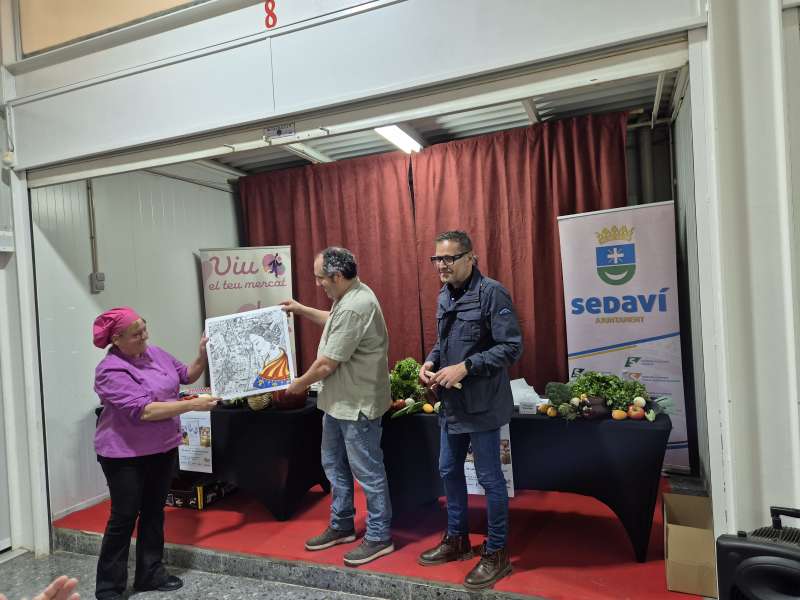 Eva Dav�, Jaume Vil� y el alcalde, Jos� F. Cabanes, durante la entrega.EPDA