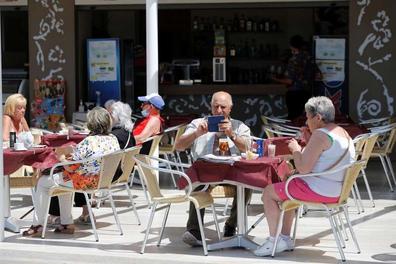 Varios turistas en una terraza de Benidorm (Alicante). Archivo/EFE / Manuel Lorenzo