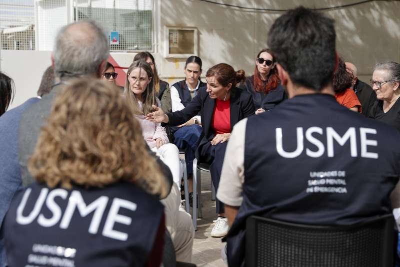 La ministra de Sanidad, Mnica Garca (c), asiste a la presentacin de los equipos de emergencia de las Unidades de Salud Mental y se rene con afectados por la dana, asociaciones de vctimas y equipos de respuesta. EFEManuel Bruque
