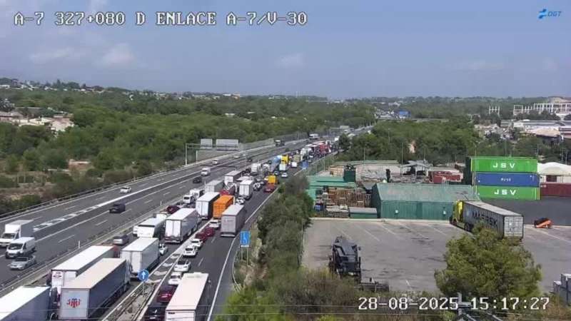Imagen del accidente compartida por la DGT. EFE