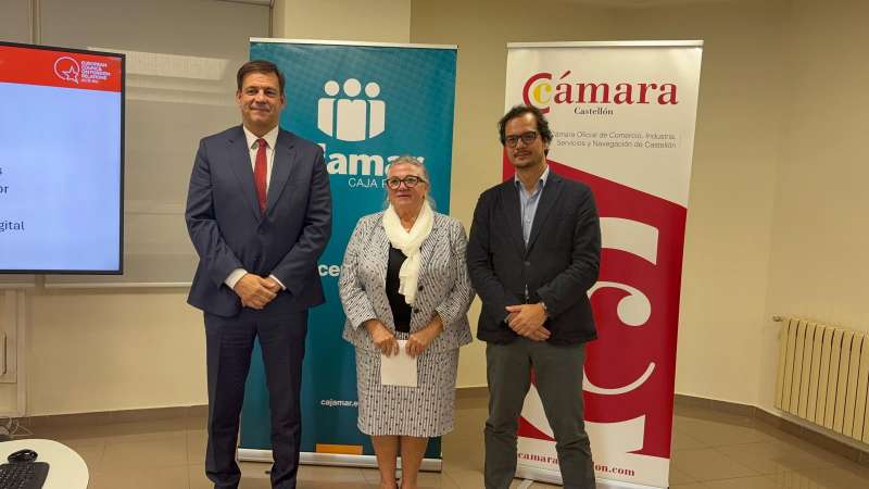 El director territorial en Castelln de Cajamar, Eduardo Holgado; la presidenta de la Cmara de Comercio, Lola Guillamn; y el profesor Jos Ignacio Torreblanca.EPDA

